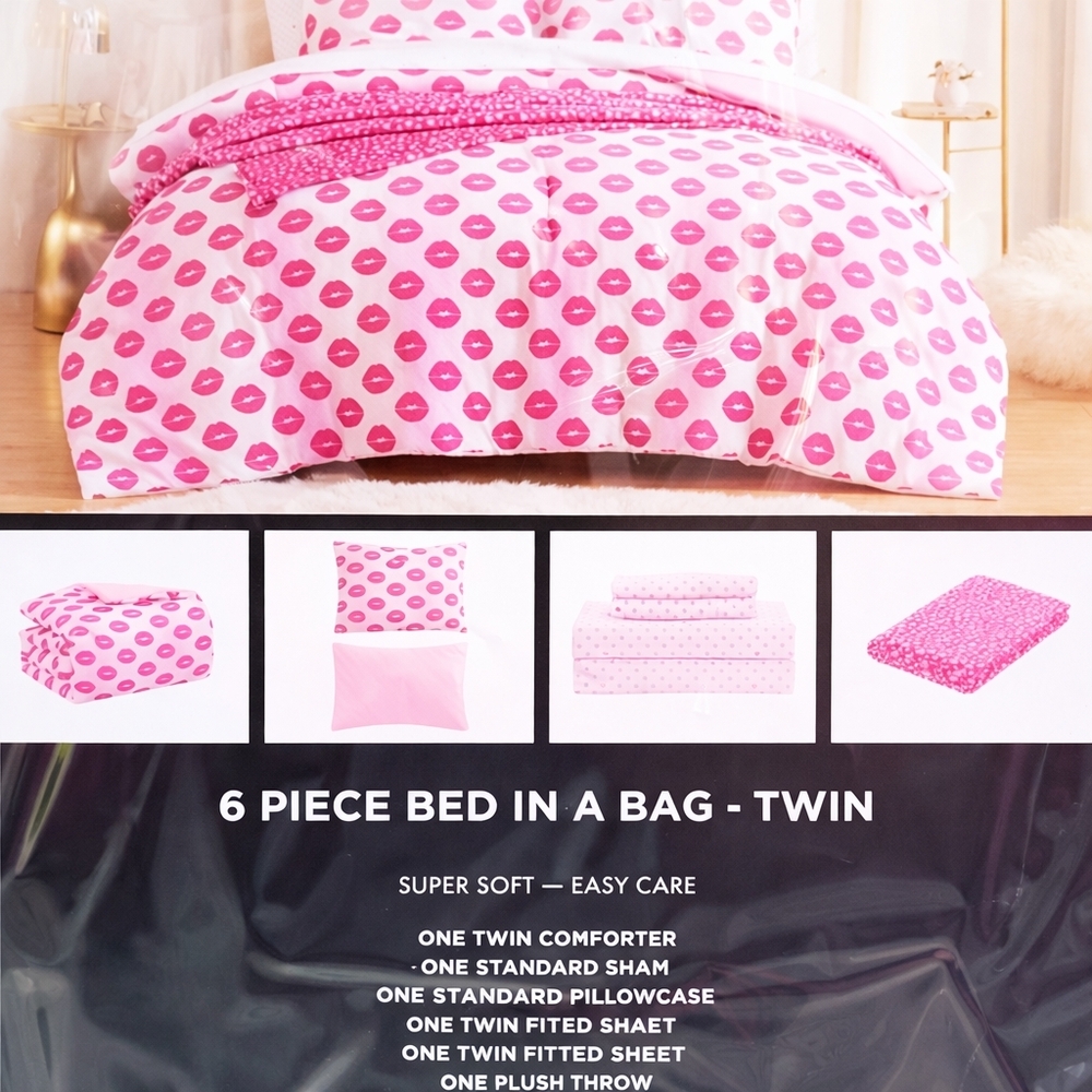 Betsey Johnson 6 Piece Bed In A Bag Pink Lip Print & Hearts Twin Bed Set NWT - Picture 6 of 16